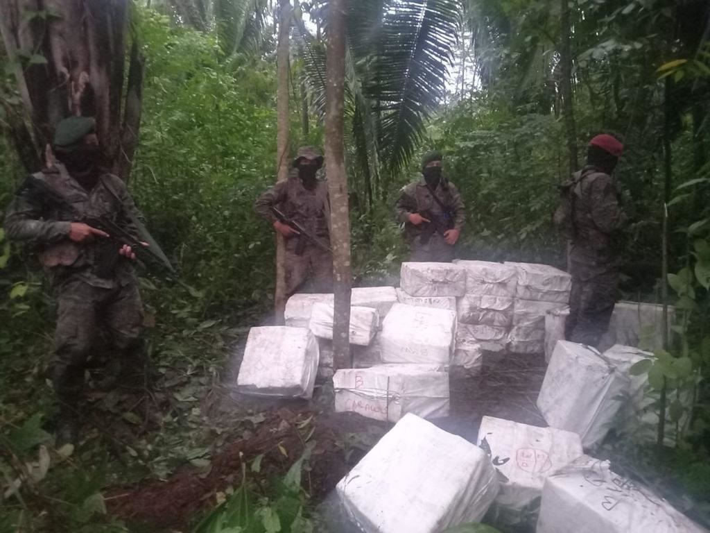 Autoridades logran la incautación de varios bultos que contienen posible droga, en Petén.