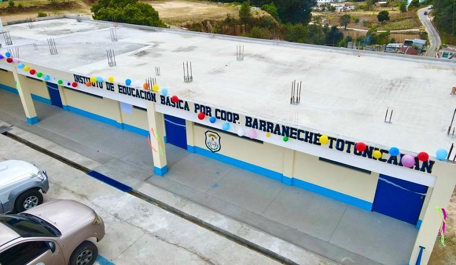 Inauguran obras para salud y educación en aldea de Totonicapán