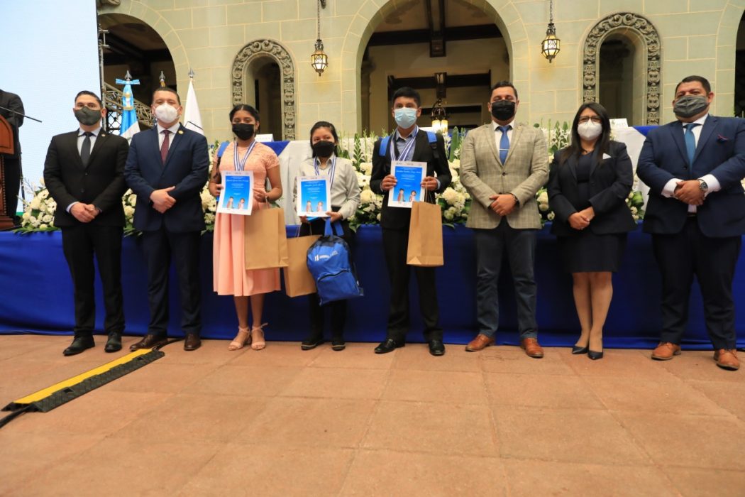 Ejecutivo premia a ganadores de Concurso Nacional de Dibujo e Ideatón