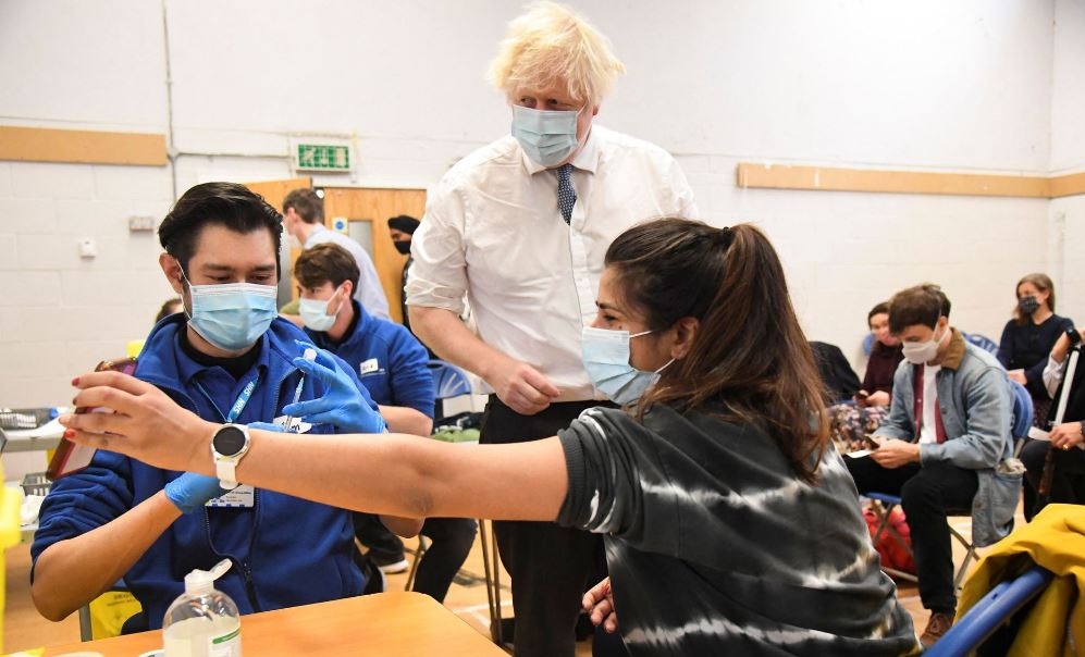 Johnson confirma primera muerte por la variante ómicron en Reino Unido