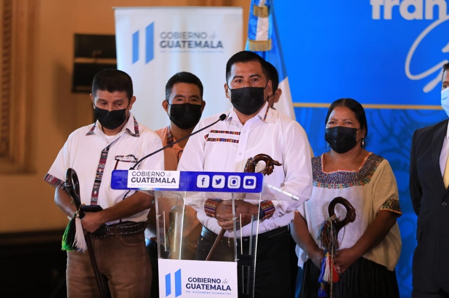 Líderes comunitadios de Izabal y Alta Verapaz, durante conferencia de prensa en el Palacio Nacional de la Cultura.