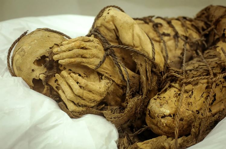 Momia de Cajamarquilla desvela su rostro, oculto por mil años en Perú