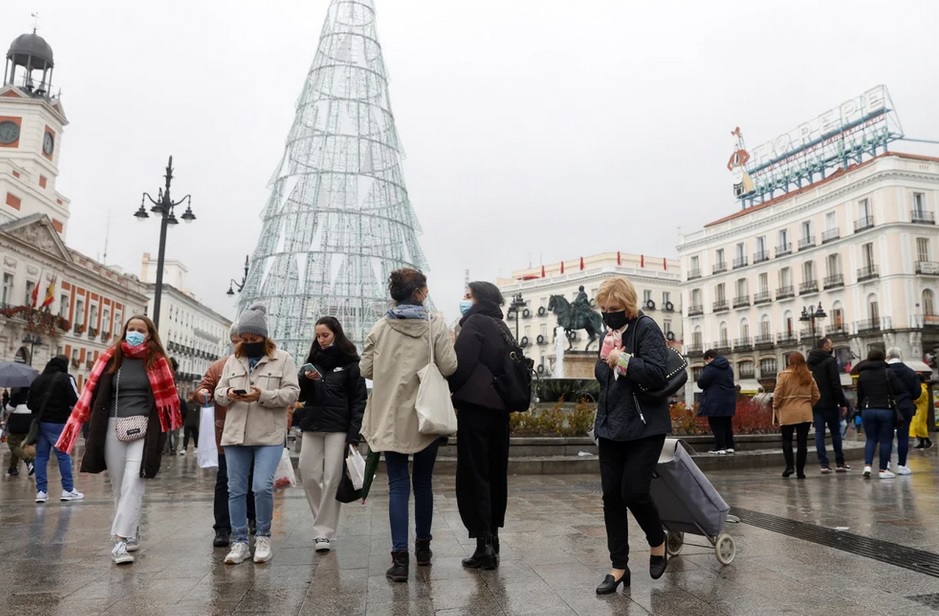 La Puerta del Sol es el lugar emblemático donde los madrileños despiden el año viejo.