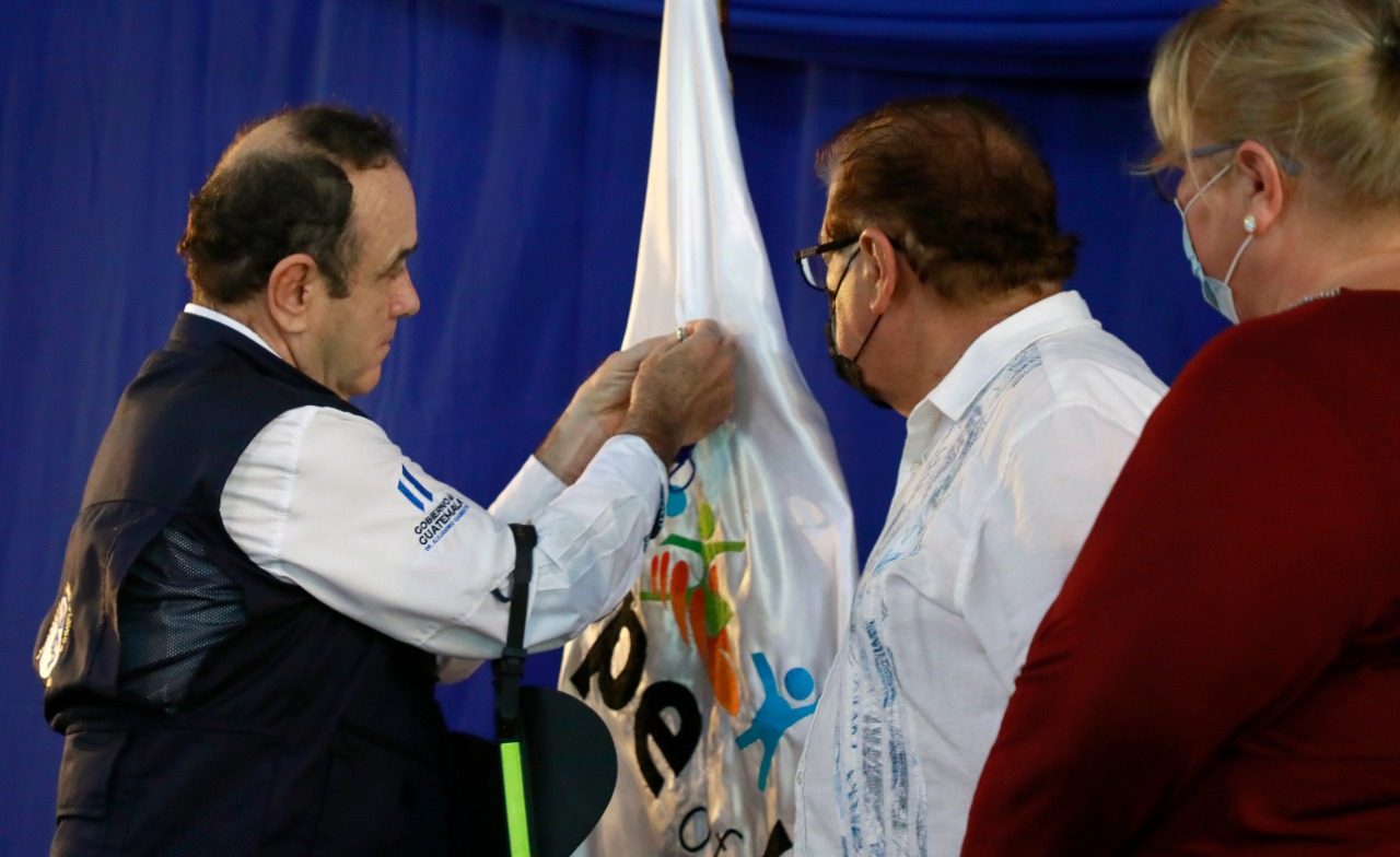 Presidente otorga Orden del Quetzal a la Fundación Esperanza de Vida