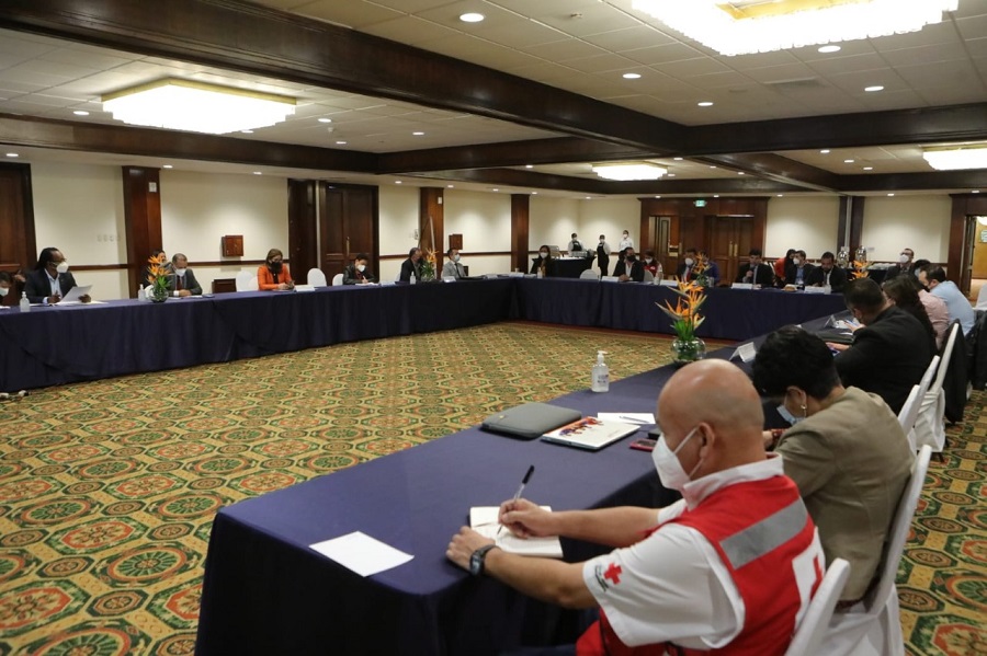 Autoridades de diferentes ministerios e instituciones, durante reunión para integrar equipo interinstitución para atender emergencia por accidente en Chiapas, México.