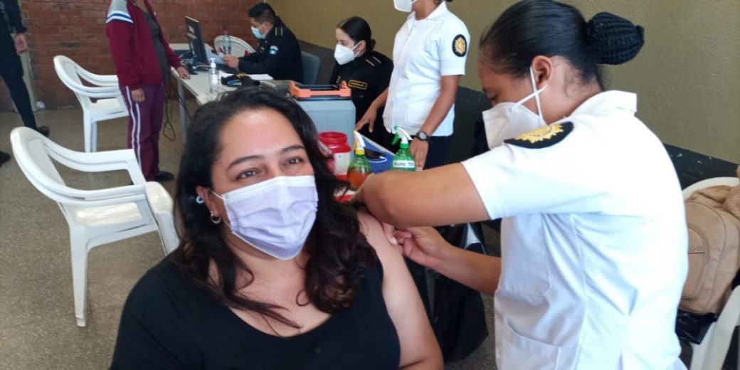 Aplicación de dosis de refuerzo contra COVID-19 accesible para todos