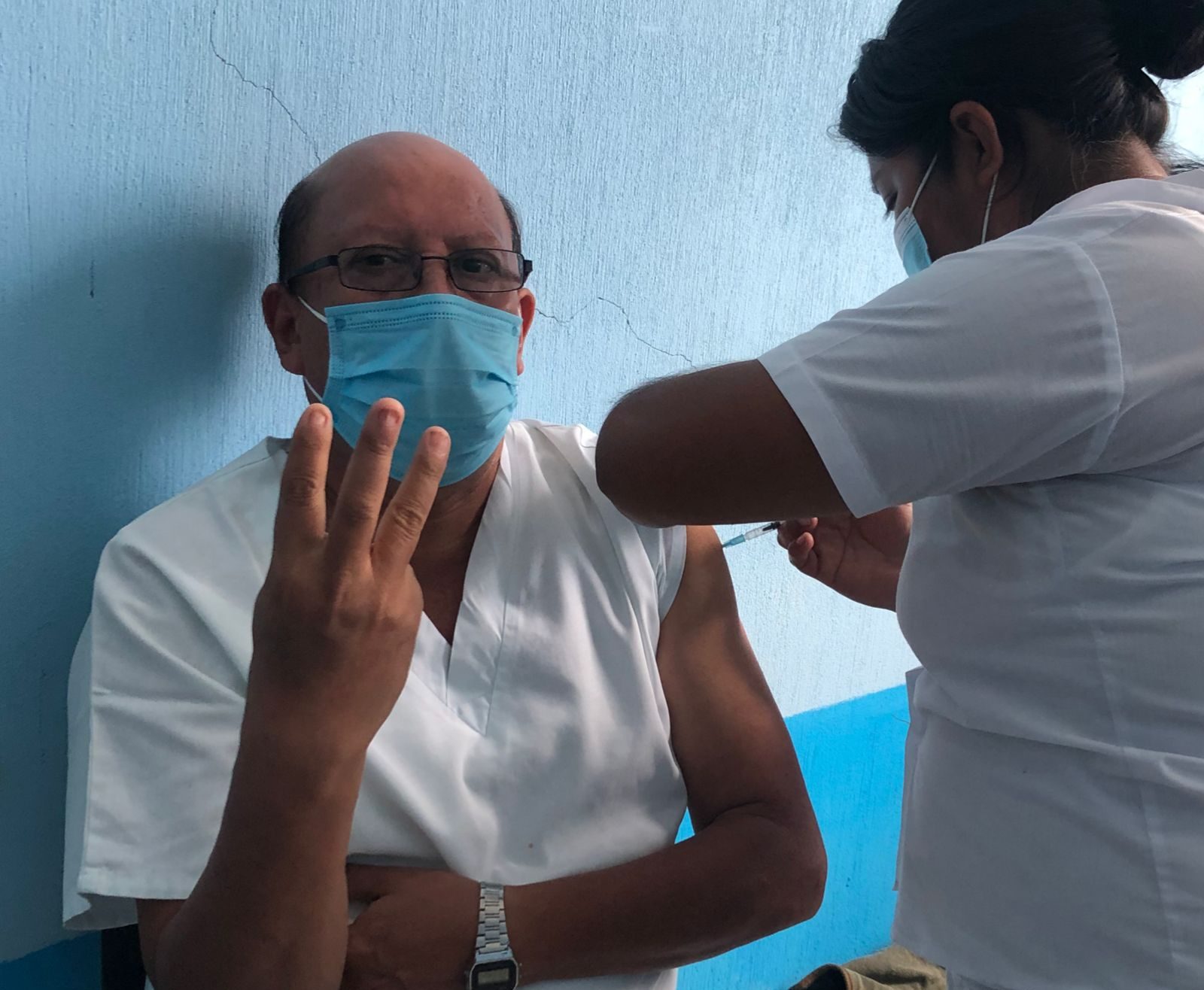 Hospitales de Petén y Cuilapa aplican dosis de refuerzo contra COVID-19 a personal de primera línea
