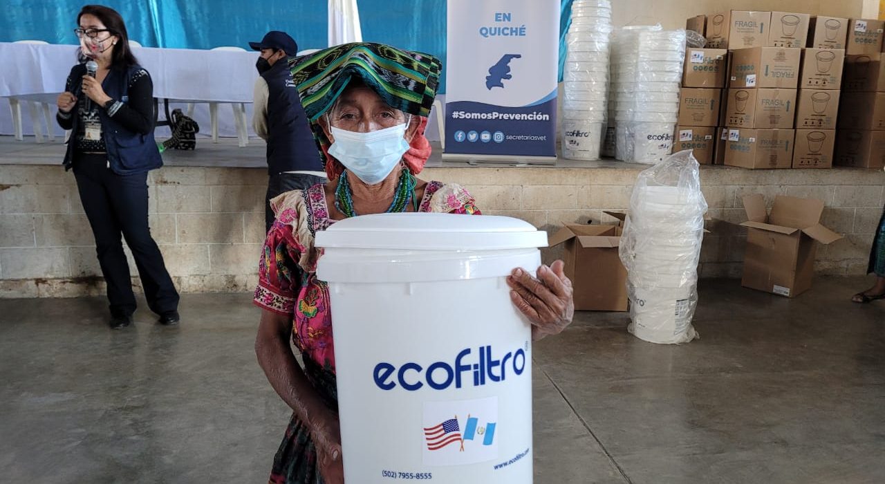 Familias de San Bartolomé Jocotenango se benefician con ecofiltros