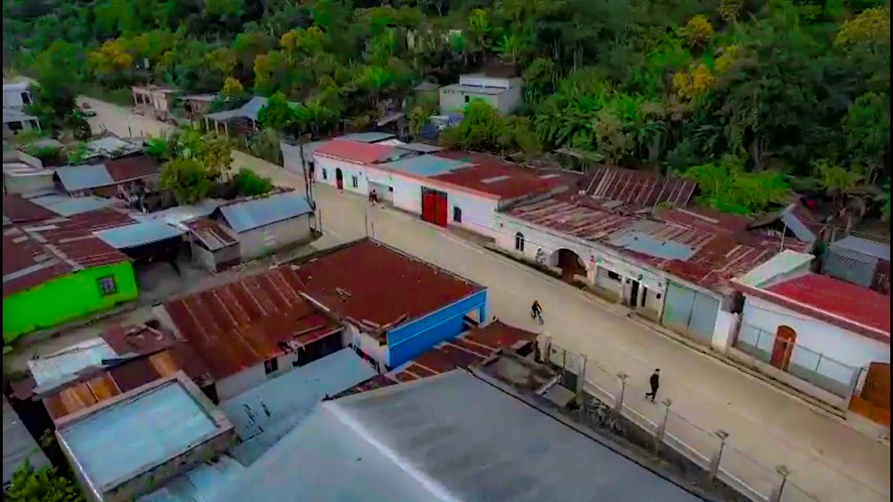 Continúa pavimentación de caminos rurales en Purulhá