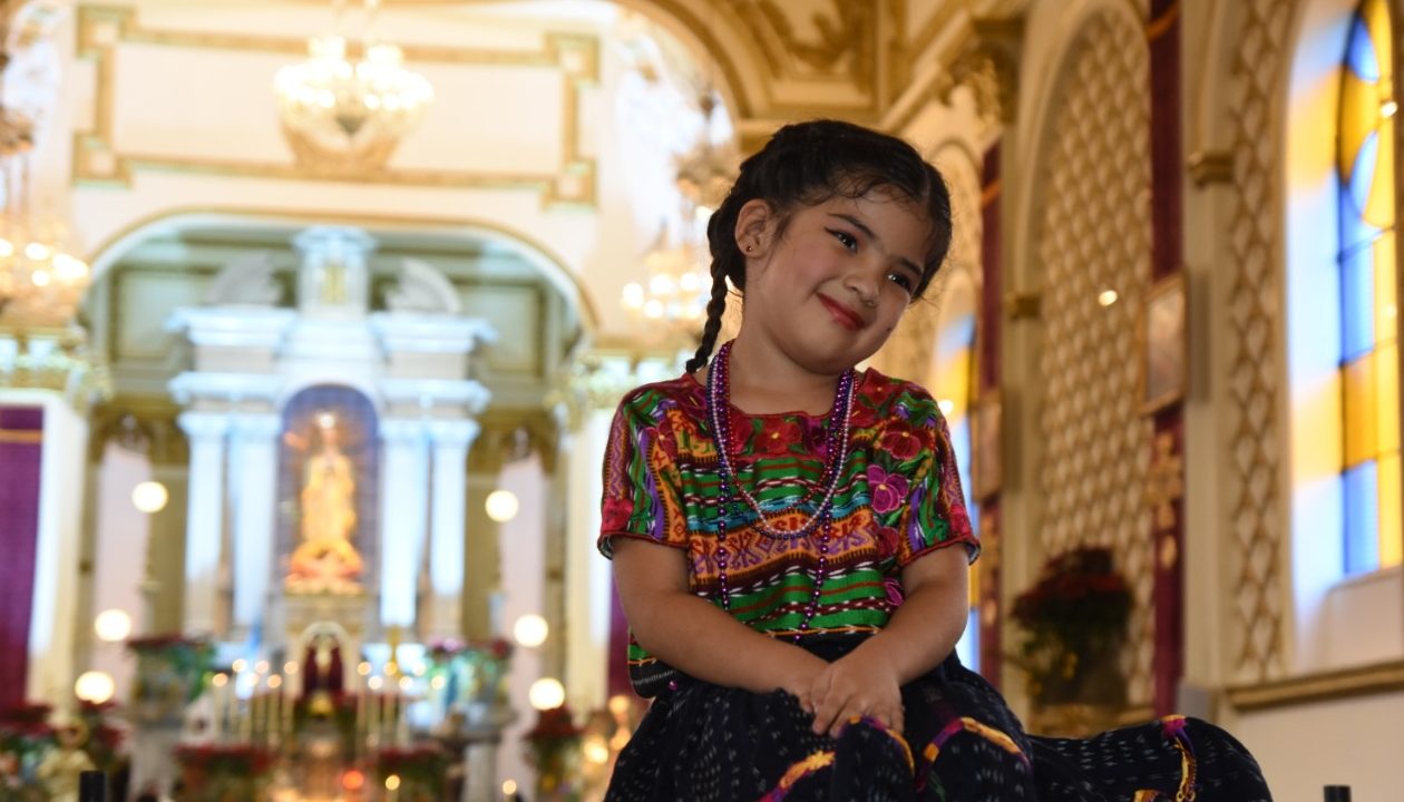 Fieles católicos celebran a la Virgen de Guadalupe