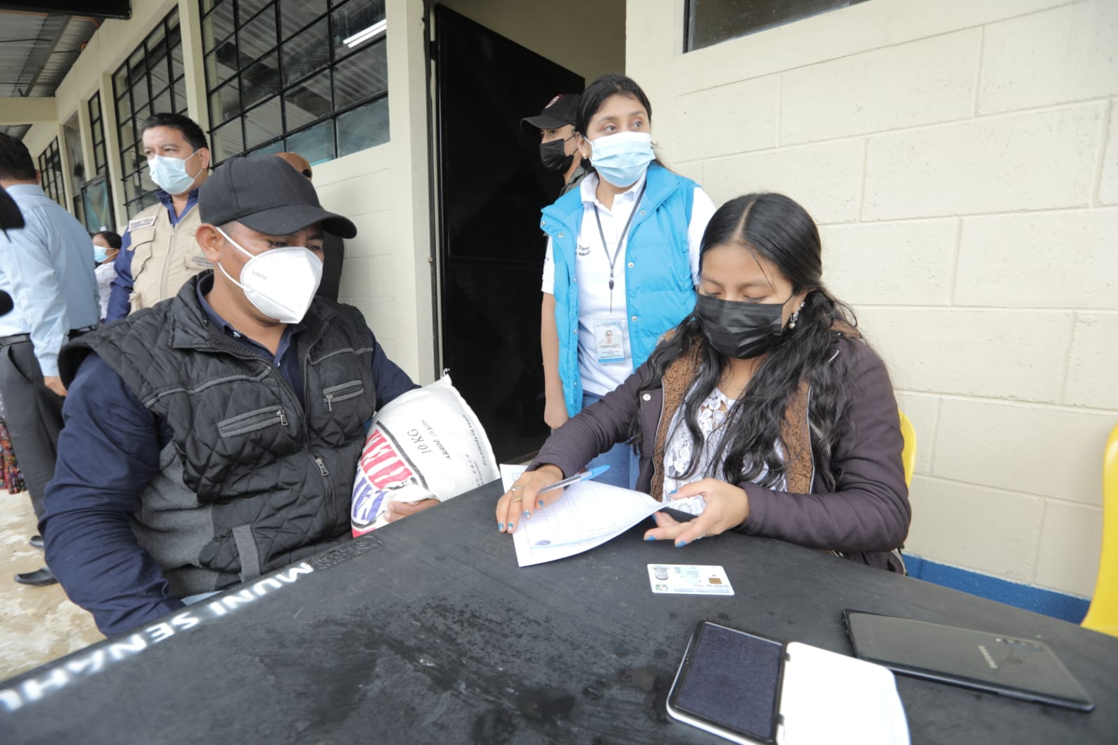 Entregan alimentos a familias damnificadas por Eta y Iota en Alta Verapaz