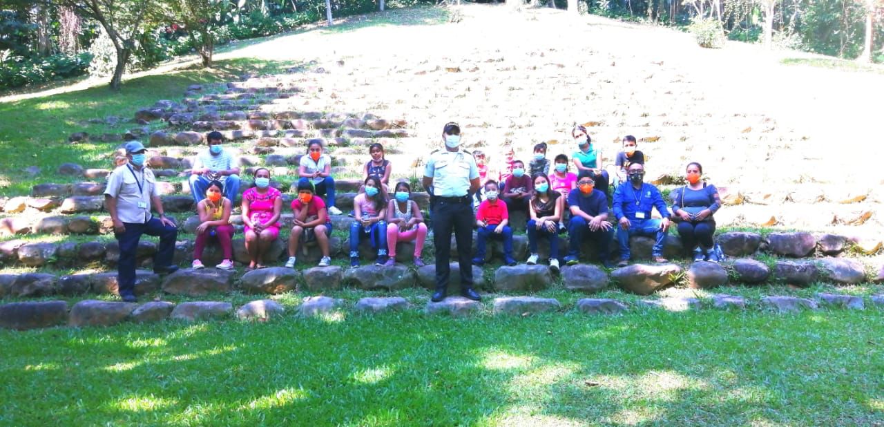 Llevan a 50 jóvenes de excursión en Retalhuleu