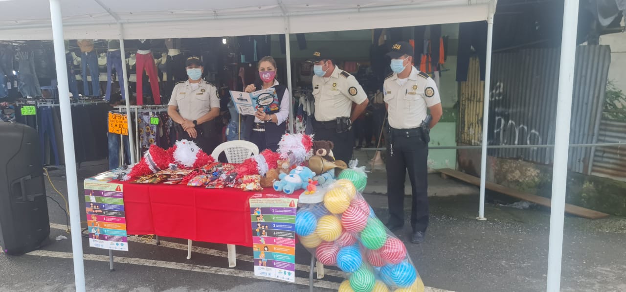 Agentes de la PNC organizan actividades navideñas en Izabal