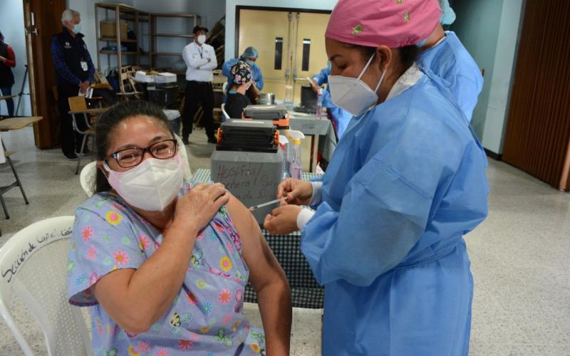 Aplican dosis de refuerzo a personal de hospitales General y Temporal Parque de la Industria