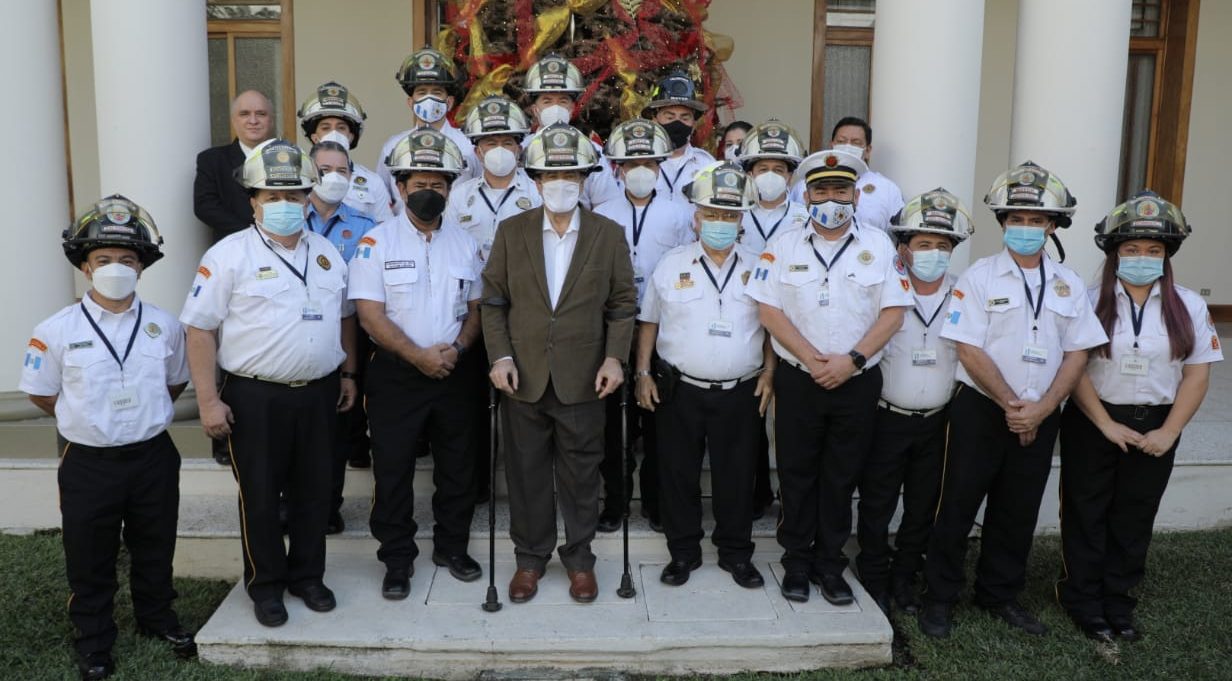Bomberos voluntarios reconocen apoyo del Presidente y lo nombran comandante honorario
