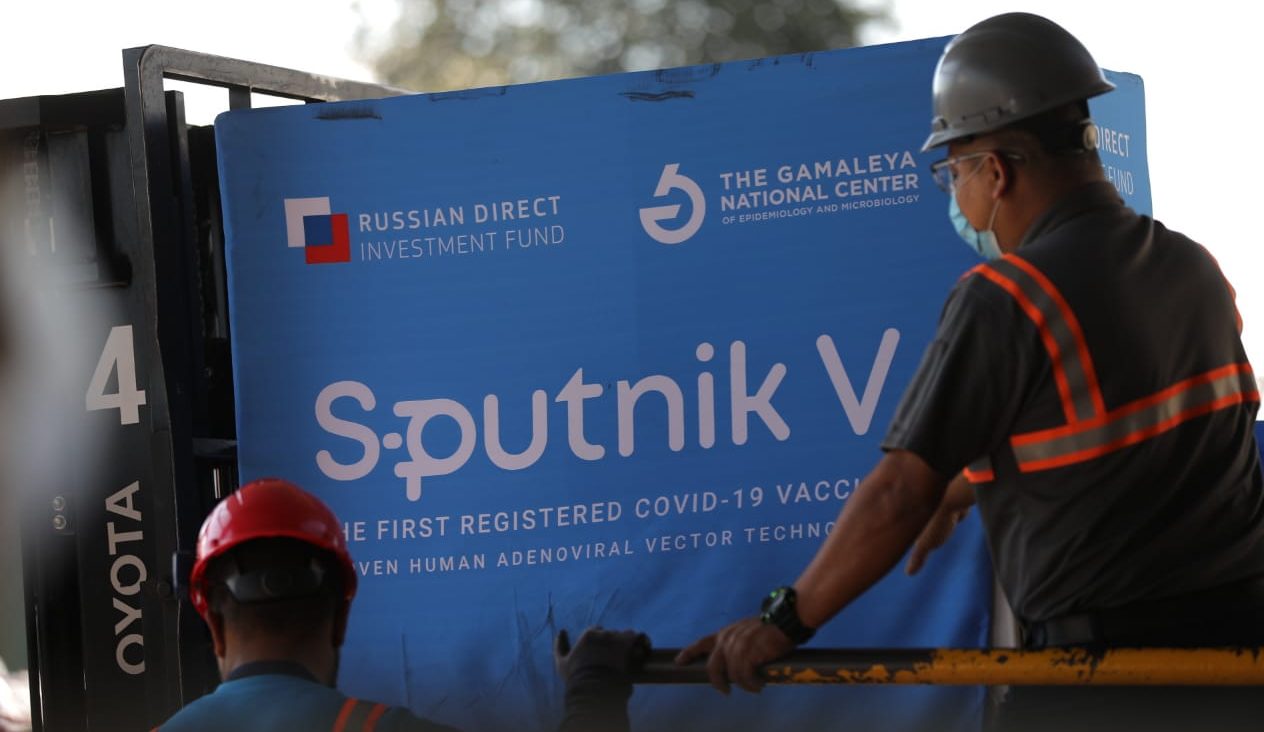 Guatemala recibe más de un millón de dosis de vacuna Sputnik V