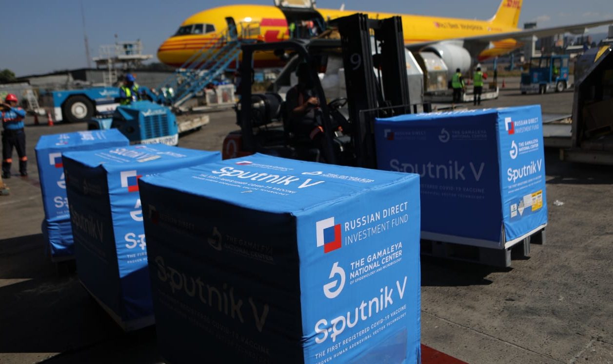 Guatemala recibe 123 mil 900 dosis de la vacuna Sputnik V