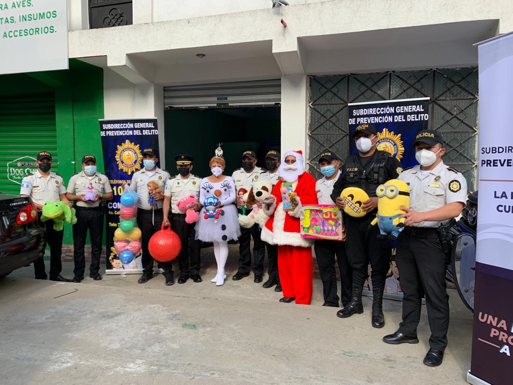 PNC entrega juguetes en distintas comunidades de Totonicapán