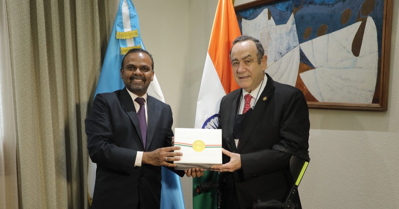 Presidente se reúne con embajador de India tras concluir misión en Guatemala