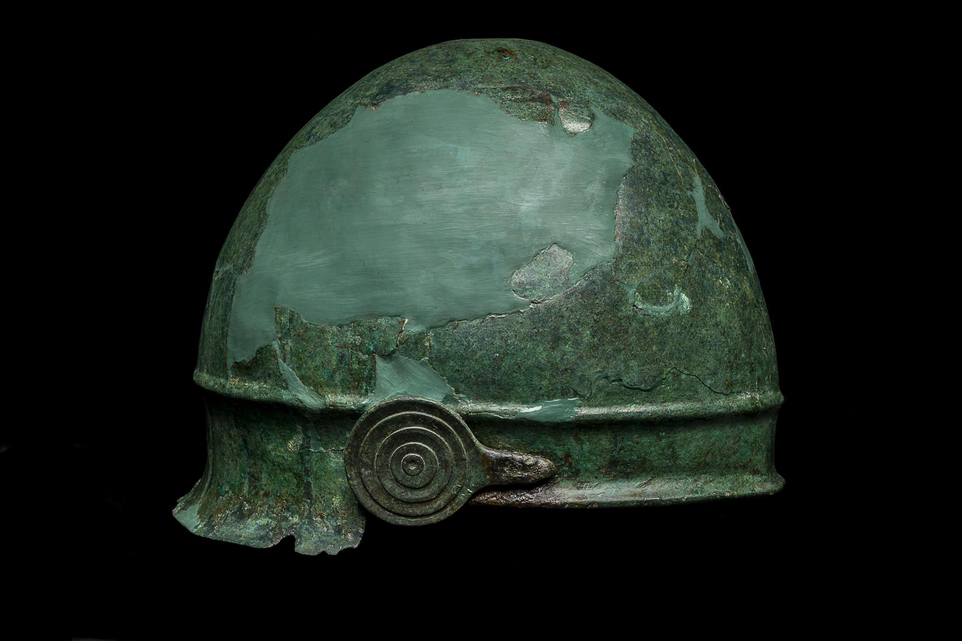 Hallan una rara inscripción en un casco etrusco de más de 2 mil 400 años de antigüedad