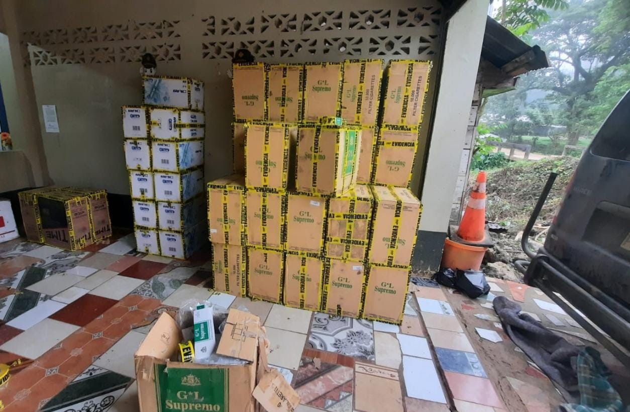 Policía detiene a 3 hombres con cigarrillos de contrabando