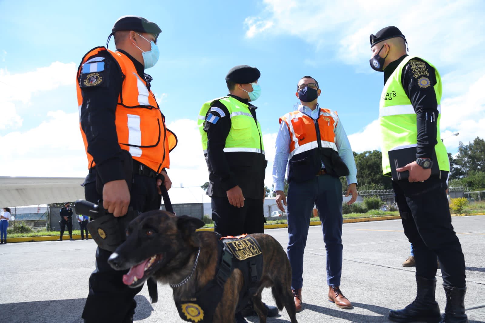 Supervisan entrenamiento antinarcótico en Aeropuerto La Aurora