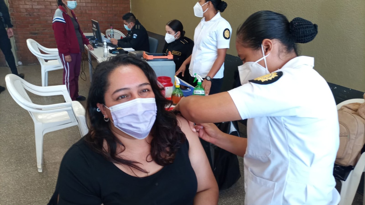 Continúa vacunación en puesto ubicado en la Plaza de la Constitución