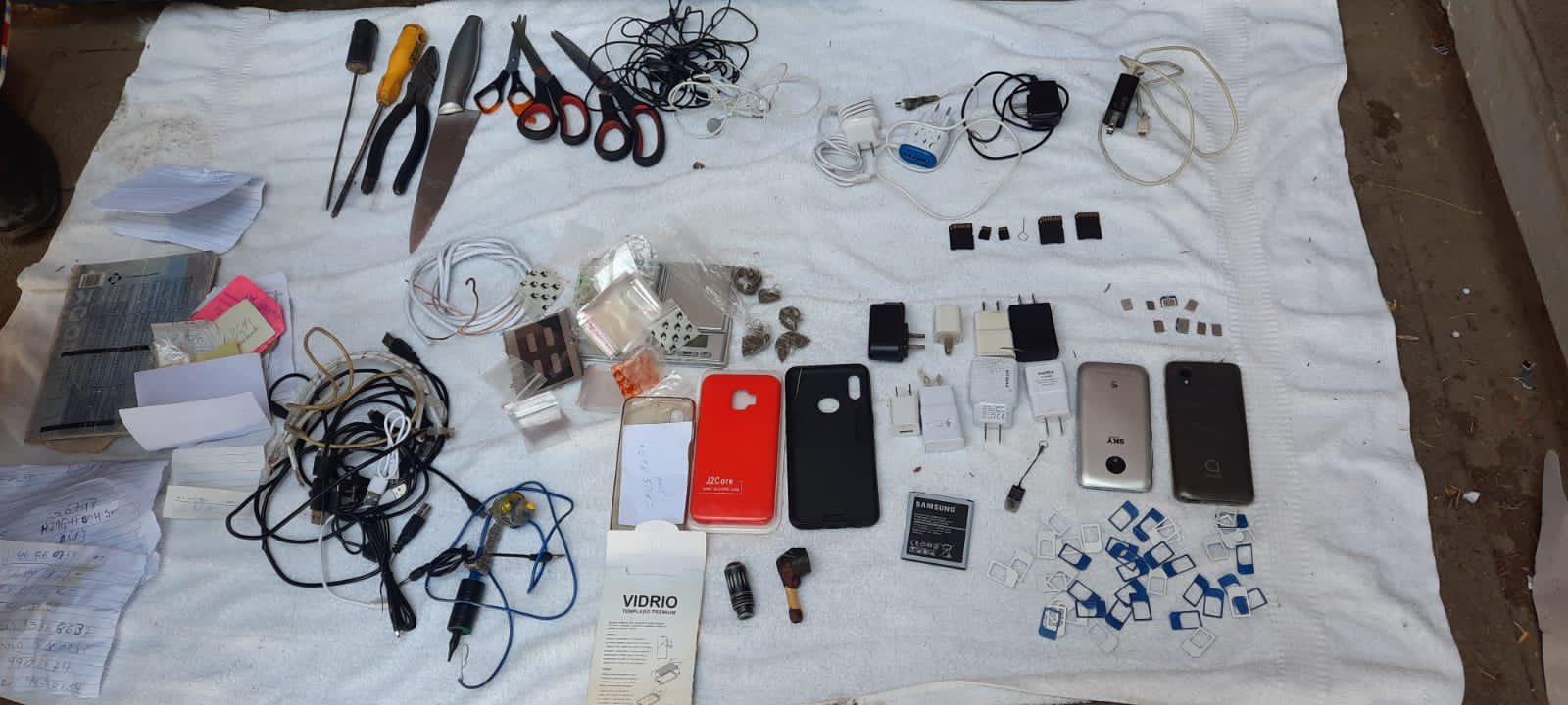 Fuerzas de seguridad decomisan más de 700 celulares durante requisas
