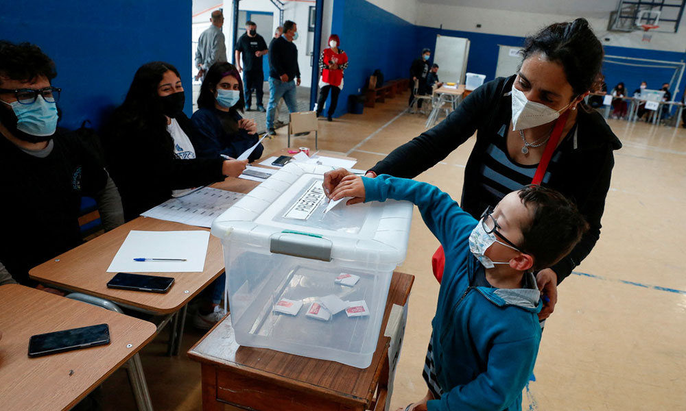 Centros de votación abren en Chile para crucial balotaje entre Boric y Kast