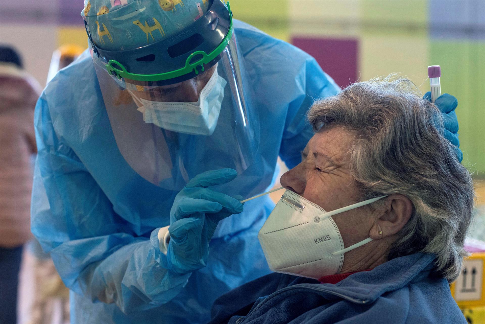 España entra en riesgo alto de COVID-19 y con más pacientes en intensivos