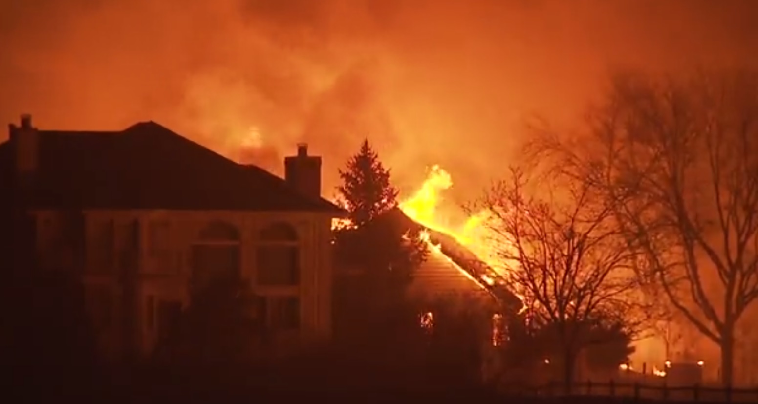 EE. UU. reporta 30 mil evacuados por incendios fuera de control en Colorado