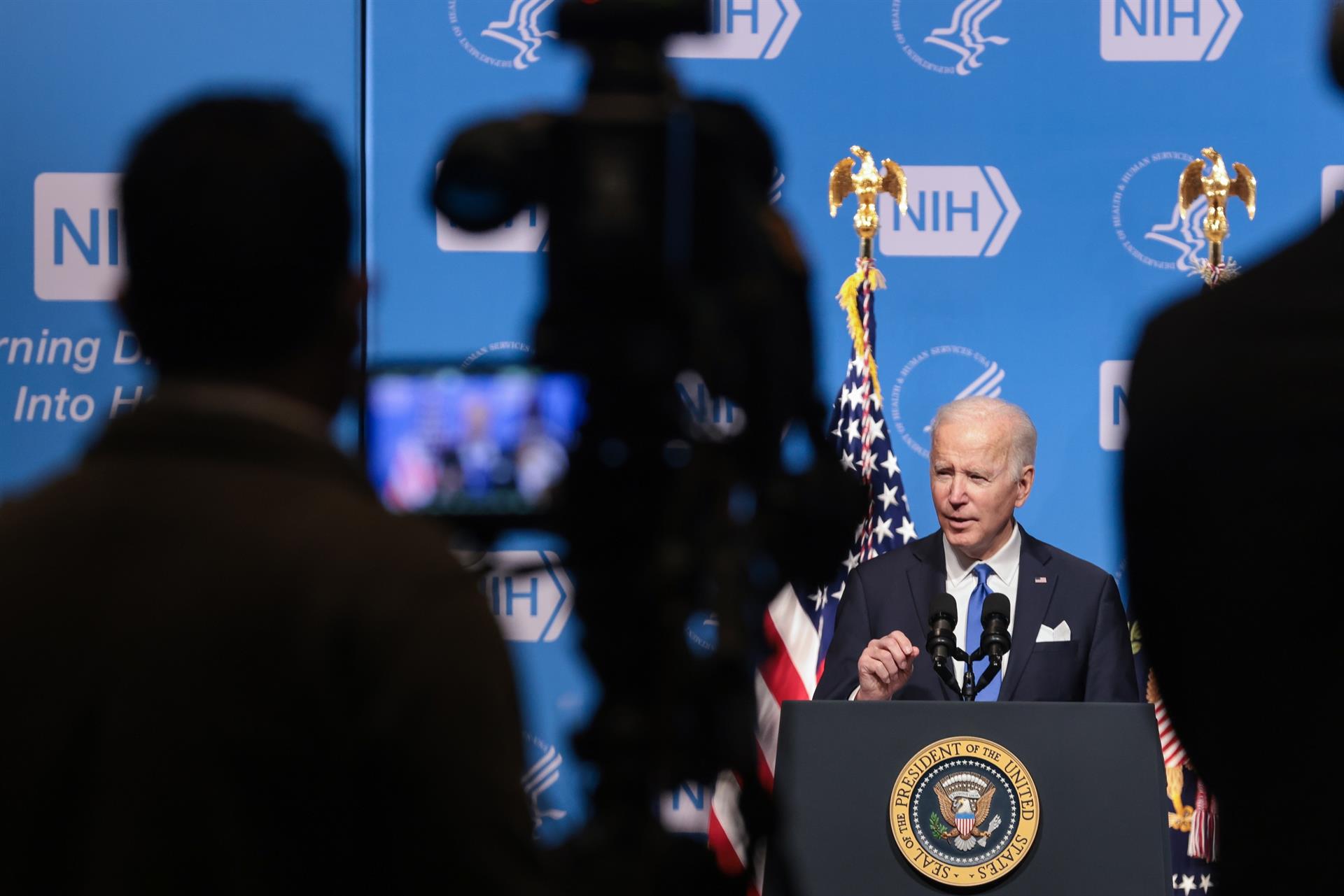 Biden confía en luchar contra ómicron sin perturbar la economía ni el turismo