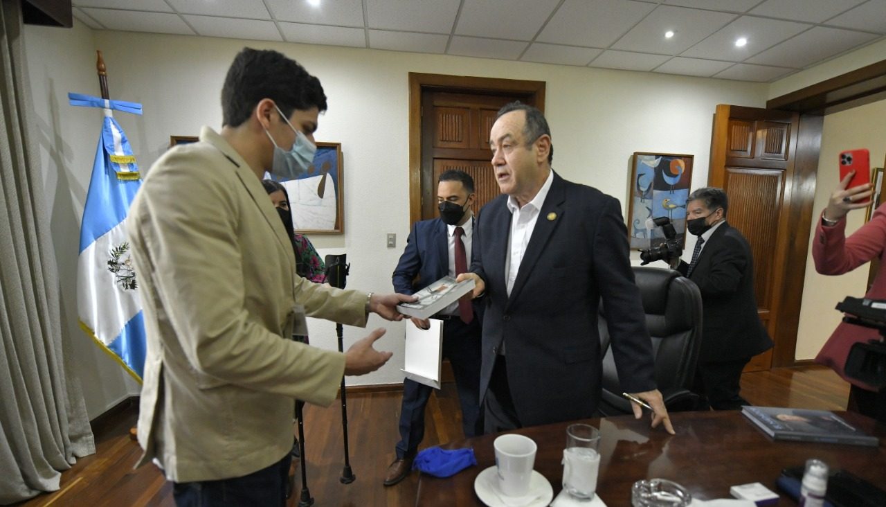 Luis Carlos Martínez obsequia al Presidente el libro “El nadador”