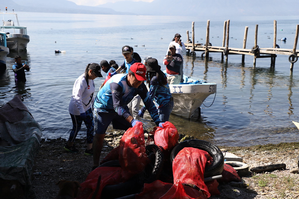Jornadas de limpieza contribuyen al resguardo del lago de Atitlán