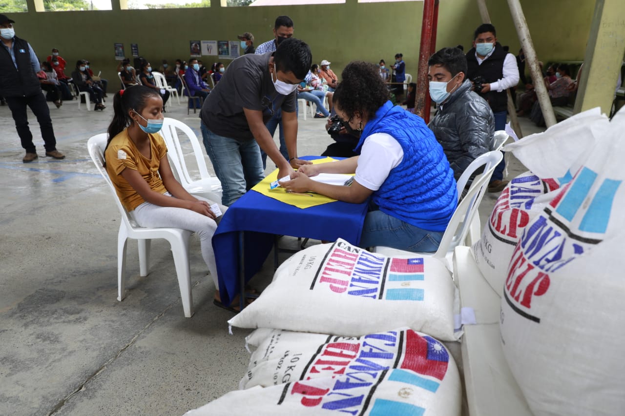 Gobierno realiza jornada de vacunación y entrega víveres en 50 municipios priorizados