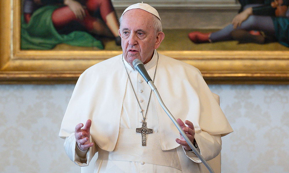 Papa afirma que pagar impuestos es señal de legalidad y justicia