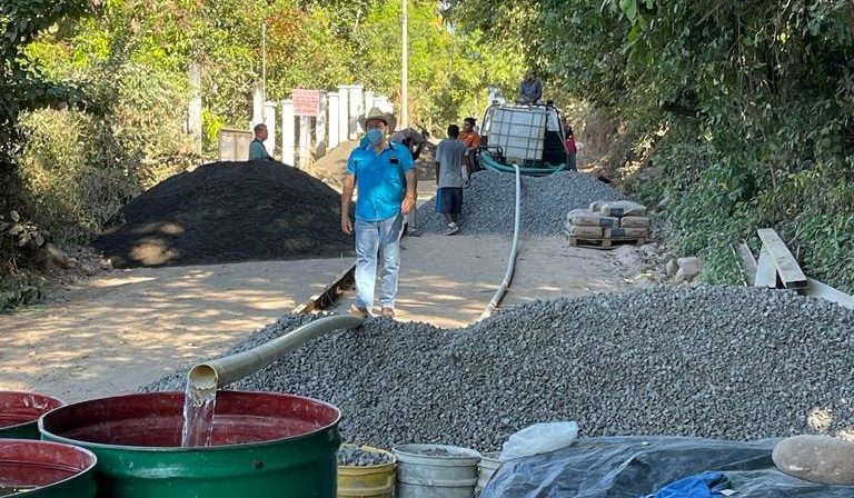 Mejoramiento de camino rural en Guazacapán reforzará el desarrollo local