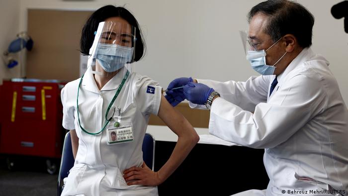 Japón reabre centros de vacunación masiva ante contagios de ómicron