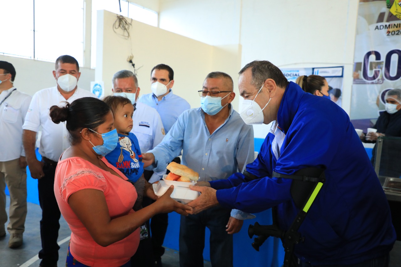 El presidente Alejandro Giammattei destaca la importancia de asistir a los guatemaltecos con alimentos en los comedores sociales. Foto: Marvin García.