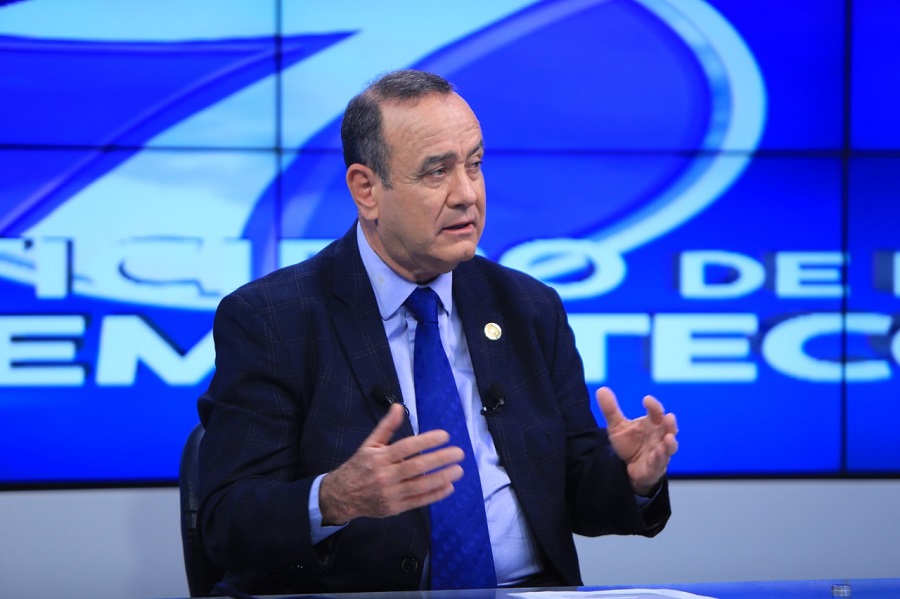 El presidente Alejandro Giammattei habla, en Noti 7, sobre el avance del plan nacional de vacunación y el impulso a la economía.