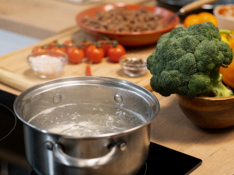Una de las maneras de prevenir enfermedades transmitidas por agua o alimentos en lavar las verduras y frutas con agua clorada.
