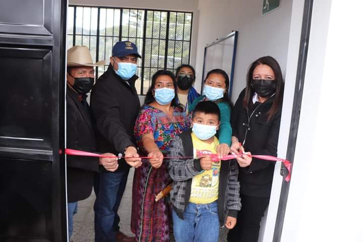 Autoridades del Mineduc en inauguración de módulos educativos en Chimaltenango