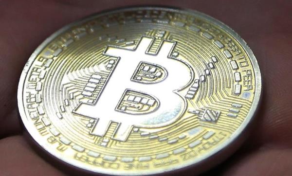 Bitcóin oscila en el nivel de 43 mil dólares tras la caída en Wall Street