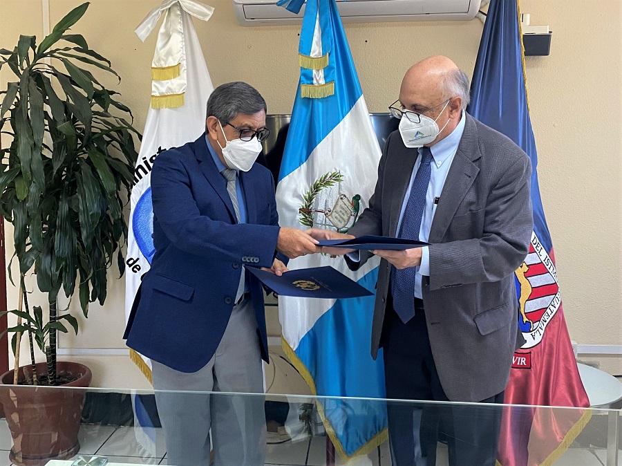 El viceministro de Hospitales, Francisco Meneses y el ingeniero Manuel Pérez, rector de la Universidad del Itsmo, durante la firma del convenio de cooperación.