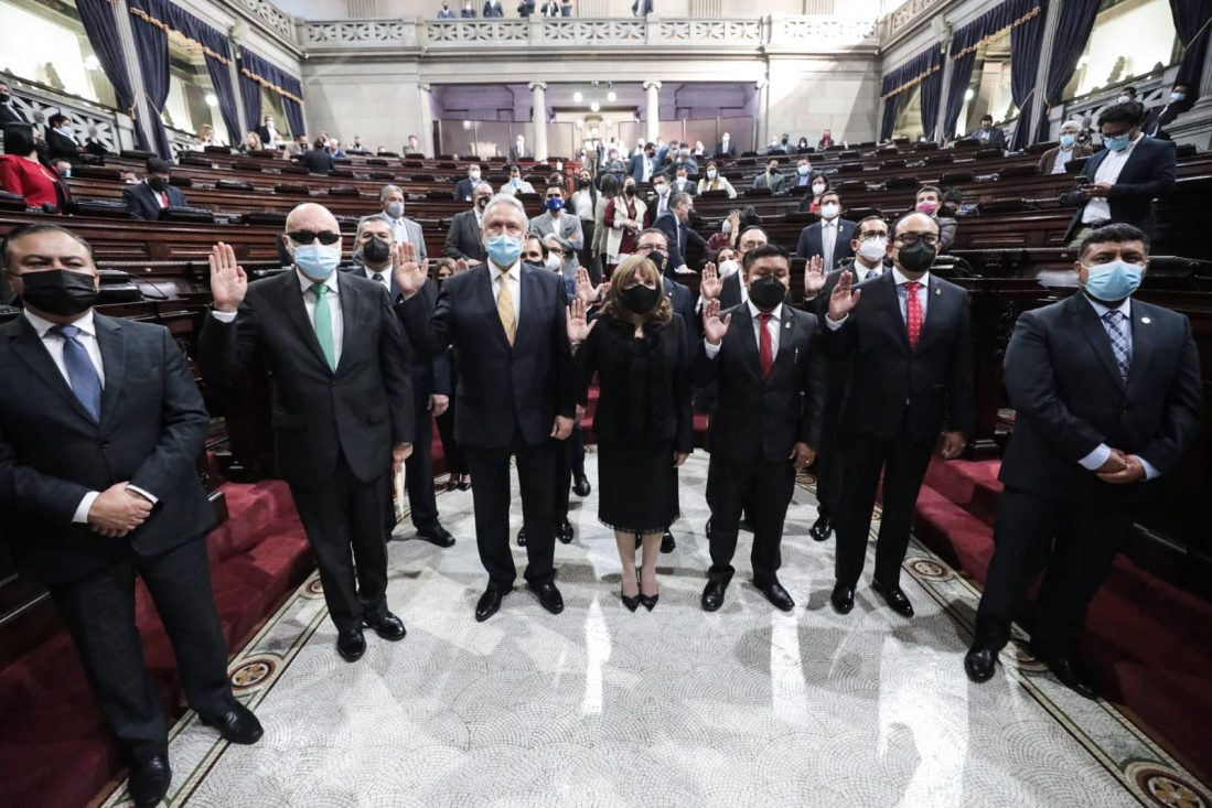 Juramentan a comisión de postulación para elección de fiscal general