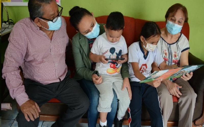 Para que los niños tengan autoestima y respeten a otros se les debe educar con amor.