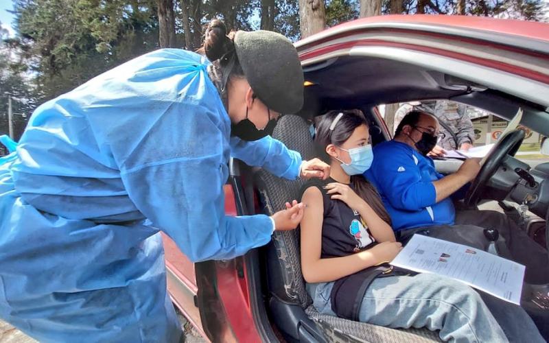 En los diferentes puestos de vacunación del país, soldados aplicaron más de 44 mil dosis durante el pasado fin de semana.