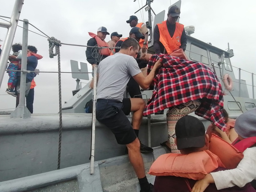 Ejército evacúa a personas afectadas por lluvias en Puerto Barrios