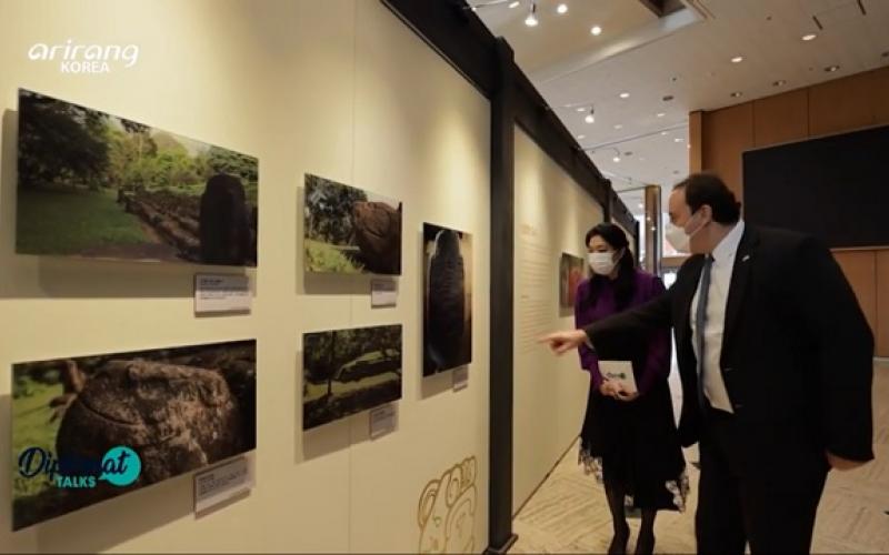 Presentadora de la televisora Arirang, de Corea, visita la exhibición fotográfica sobre Tak'alik Ab'aj, en el Museo de Historia de Seul.