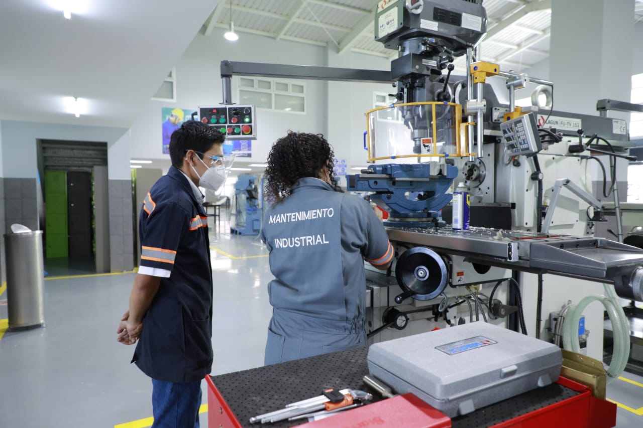 El Intecap brinda varias carreras para la formacion de los guatemaltecos .
